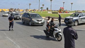 حاجز تفتيش للشرطة في طرابلس (محمود تركية/ فرانس برس)