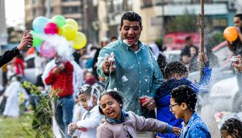لهو عائلي في ساحة مسجد الصديق بالقاهرة (أحمد حسن/فرانس برس)