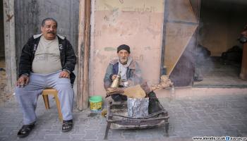 مسنان فلسطينيان في مخيم يبنا (محمد الحجار)