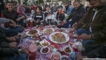 تجمعات كبيرة على موائد الإفطار في غزة (محمد الحجار)