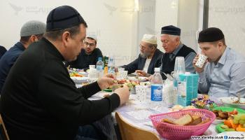 على مائدة الإفطار في المسجد الجامع بمدينة نيجني نوفغورود (العربي الجديد) 