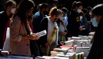 مواطنون يقبلون على شراء الكتب في برشلونة، 2022
