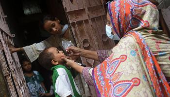 لقاحات ضد شلل الأطفال في باكستان (رضوان تباسوم/ فرانس برس)