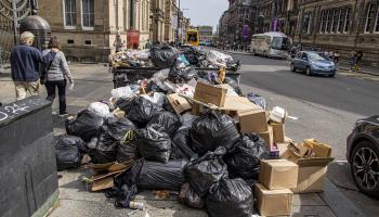 تراكم النفايات يخلف أزمة بيئية كبيرة (نيكولاس إيكونومو/Getty)