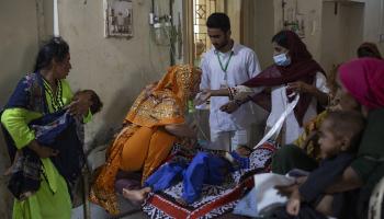 تكثر الإصابات بالملاريا في باكستان (ساينا بشير/ Getty)