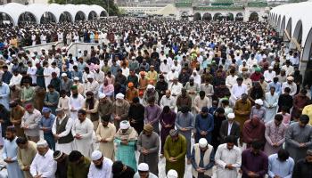 حشود يشاركون بصلاة الجماعة في باكستان (عارف علي/فرانس برس)