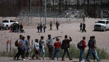 مهاجرون عند الحدود المكسيكية - الأميركية في طريقهم إلى الولايات المتحدة الأميركية (كريستيان توريس/ الأناضول)