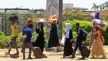فرار من العاصمة الخرطوم وسط اشتبكات السودان (فرانس برس)