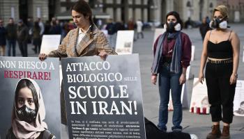 احتجاج في إيطاليا على تسمم فتيات في مدارس إيران (ستيفانو غويدي/ Getty)