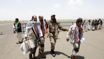 حوثيون مفرج عنهم في مطار صنعاء، أمس الأول (محمد حمود/Getty)