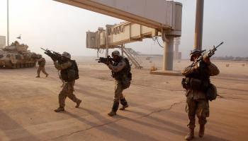 جنود أميركيون في مطار بغداد، 4 إبريل 2003 (سكوت نيلسون/Getty)