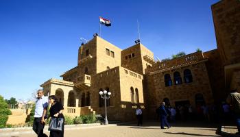 تكتفي سفارة مصر في الخرطوم بتكرار نصائح وتحذيرات (أشرف شاذلي/ فرانس برس)