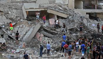 عراقيون يتفقدون الدمار الناتج عن انفجار في مدينة الصدر، يونيو 2018 (أحمد الربيعي/ فرانس برس)
