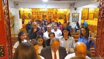 احتفالات سبت النور 2023 في إحدى كنائس رام الله (العربي الجديد)