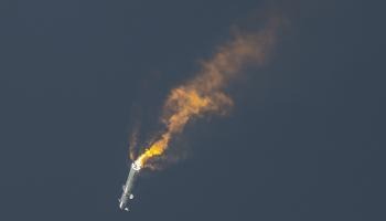 انفجر أخيراً صاروخ لشركة "سبيس إكس" بعد أربع دقائق من إطلاقه (جوناثان نيوتن / Getty)