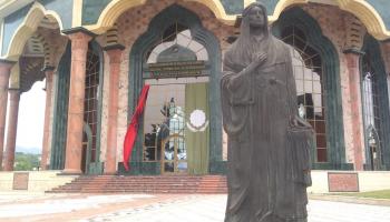 تمثال الإمام علي في تيرانا (العربي الجديد)