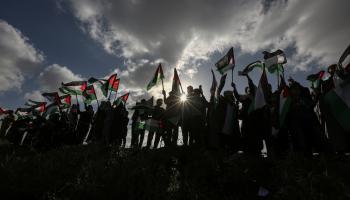 مسيرة العّلم الفلسطينيّ شرقي غزّة (يوسف مسعود/Getty)