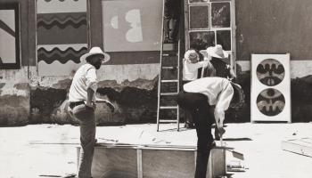 محمد المليحي أمام أحد أعماله في ميدان جامع الفنا بمراكش عام  1969 (من المعرض)