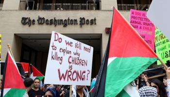 احتجاج يهود مناهضين للصهيونيّة أمام مبنى الواشنطن بوست (بصري شاهين/الأناضول)