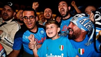 احتفالات جنونية لجماهير فريق نابولي بعد التتويج بلقب الدوري