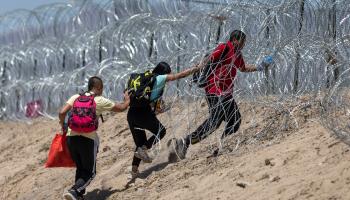مهاجرون ينتظرون على الحدود المكسيكية الأميركية: محاولات عدة للعبور