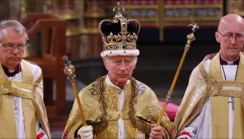 الملك تشارلز الثالث يقف بعد تتويجه رسمياً (ريتشارد بوهل/Getty) 