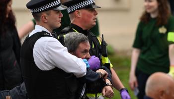 اعتقلت الشرطة البريطانية متظاهرين خلال احتفال تنصيب الملك تشارلز الثالث (جاستن تاليس/ Getty)