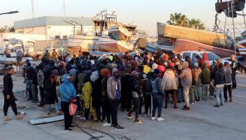 مهاجرون من أفريقيا جنوب الصحراء في صفاقس في تونس (جهاد عبد اللاوي/ رويترز)
