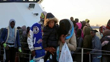 مهاجرون من أفريقيا جنوب الصحراء أنقذوا من البحر ونقلوا إلى تونس (جهاد عبد اللاوي/ رويترز)