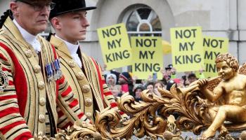 احتجاجات رافقت تتويج العاهل البريطاني (رويترز)