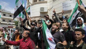 سوريون يتظاهرون في أعزاز أمس ضد التطبيع مع الأسد (خليل عشاوي/رويترز)