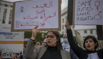 يثير قانون تجريم العنف ضد النساء جدلاً واسعاً في المغرب (أبو آدم محمد/ الأناضول)