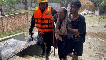 عمال إغاثة وإجلاء سكان يهددها إعصار موكا في بنغلادش (أسوشييتد برس)