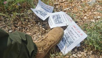 لبناني يدوس منشورات تحذيرية القتها إسرائيل على جنوب البلاد (تويتر)