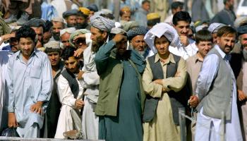 موجات النزوح متبادلة بين باكستان وأفغانستان (باولا برونستين/Getty)