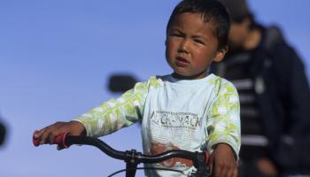طفل من شعب الإينويت يقود دراجته الهوائية (فيرونيك دوروتي/ Getty)