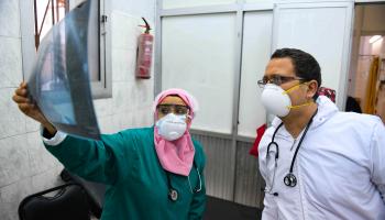 طبيبان يناقشان صحة أحد المرضى (أحمد حسن/ فرانس برس)