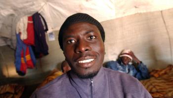 مهاجرون أفاريقة غير شرعيين في مخيم بالجزائر/ فرانس برس