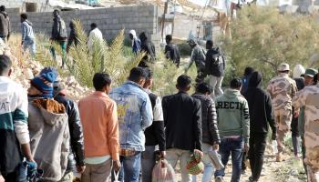 مهاجرون ينتظرون الفرصة لمغادرة ليبيا (محمود تركية/فرانس برس)