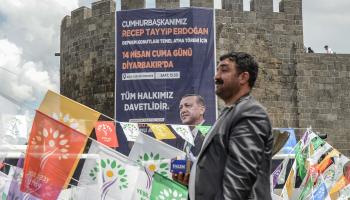 أعلام "الشعوب الديمقراطي" وصور أردوغان في دياربكر 