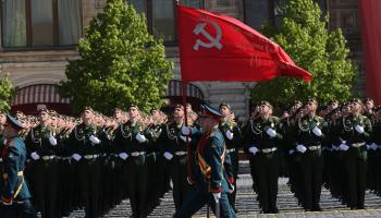 جنود روس مع علم الاتحاد السوفييتي في "يوم النصر" بموسكو، الثلاثاء (Getty)