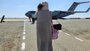 سودانيون في مطار بورتسودان يغادرون السودان (محمد علي حريصي/ فرانس برس)