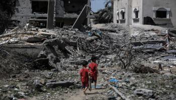 أطفال فلسطينيون في غزة بعد عدوان إسرائيلي (علي جاد الله/ الأناضول)