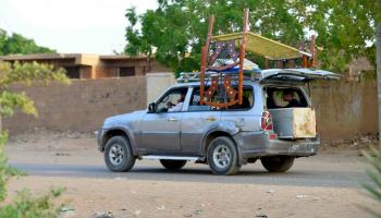 سودانيون يعيشون في سيارة (فرانس برس)