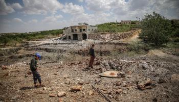 آثار القصف الروسي على إدلب، أمس (محمد سعيد/الأناضول)