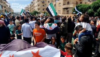 سوريون يتظاهرون ضد مشاركة الأسد في القمة العربية