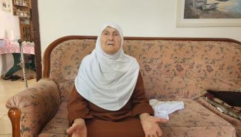 سميرة عثمان في منزلها في طمرة (العربي الجديد)