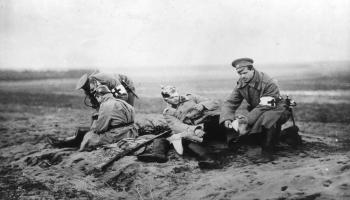 كادر الصليب الأحمر يعتني بالجنود الروس خلال الحرب العالمية الأولى في 1915 (Getty)
