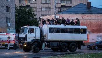 سد نوفا كاخوفكا/إخلاء السكان (فلاديسلاف موسيانكو/رويترز)