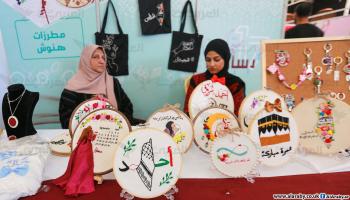 فلسطينيات يعرضن ابداعاتهن في معرض بغزة (عبد الحكيم أبو رياش)